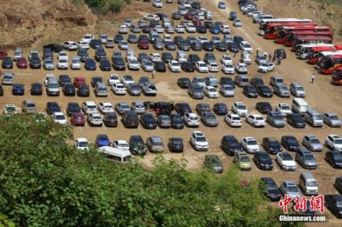 2015年5月2日，河南黃河三峽，景區(qū)停車場內(nèi)密集停放的車輛密密麻麻猶如汽車大賣場。 中新社發(fā) 王中舉 攝