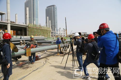 4月24日，中國石油大學（華東）的大學生攝影愛好者在青島海上嘉年華項目工地拍攝&ldquo;最美勞動者&rdquo;。劉積舜攝影 (2)