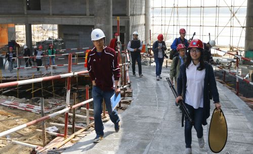 4月24日，中國石油大學（華東）的大學生攝影愛好者在青島海上嘉年華項目工地拍攝&ldquo;最美勞動者&rdquo;。劉積舜攝影 (5)