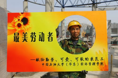 4月24日，中國石油大學（華東）的大學生攝影愛好者在青島海上嘉年華項目工地拍攝的&ldquo;最美勞動者&rdquo;。 (1)