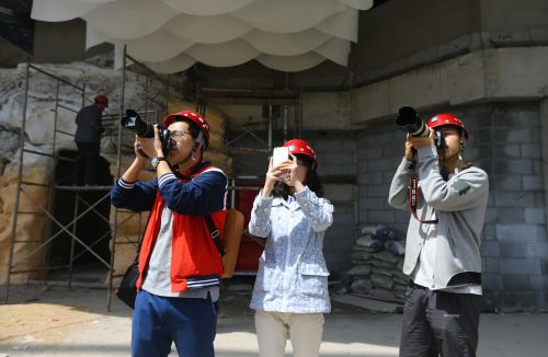 4月24日，中國石油大學（華東）的大學生攝影愛好者在青島海上嘉年華項目工地拍攝&ldquo;最美勞動者&rdquo;。劉積舜攝影 (1)