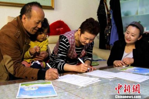 資料圖：簽署人體器官捐獻志愿登記表。　田進　攝