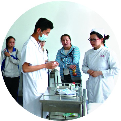 青岛卫校护理专业男生就业超抢手 护理、药剂专业就业率100%