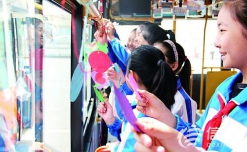 “行走”的惊喜沧海路小学举行“爱满车厢”活动