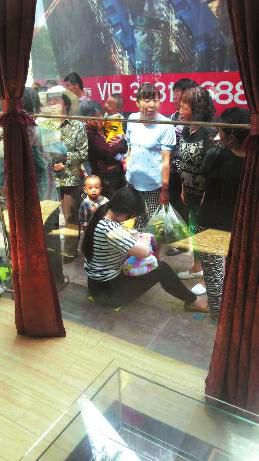 陜西一26歲媽媽街頭為被遺棄女嬰哺乳(圖)