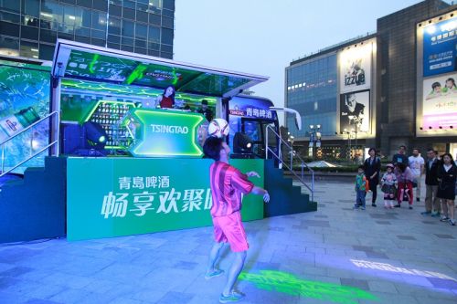 圖片2:球迷秀街頭足球