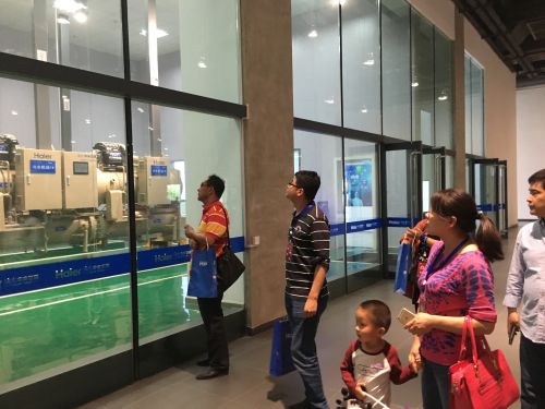 用戶參觀海爾中央空調研發實驗室