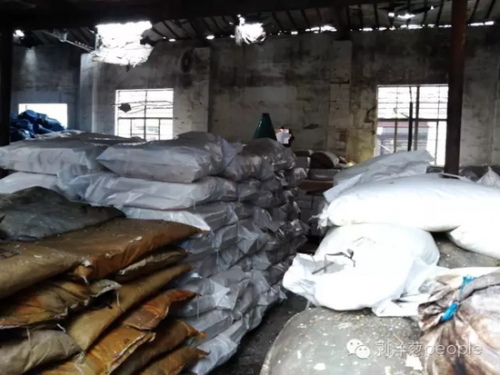 事發(fā)企業(yè)的倉庫，現(xiàn)場堆放了大量的化工原料。爆炸產(chǎn)生的沖擊波炸開了房頂，房屋所有的玻璃都被震碎。