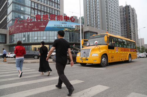 校車司機做出手勢禮讓市民先通行 (2)