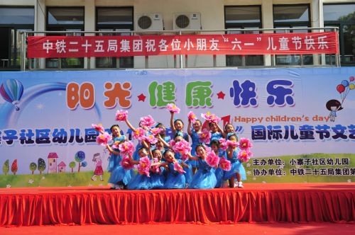 小朋友們現場演繹豐富多彩的舞蹈節目