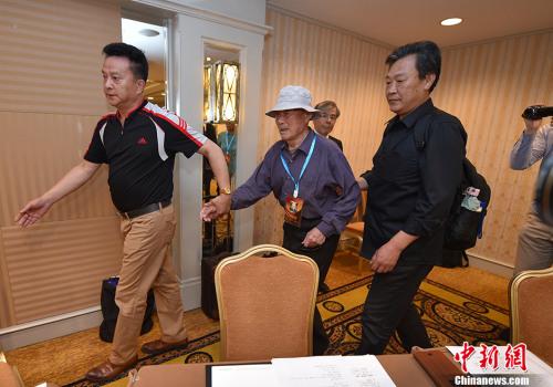 6月1日，三位在二戰(zhàn)期間被強擄到日本的中國勞工代表與三菱綜合材料公司簽署和解協(xié)議，接受三菱材料的謝罪并達成和解。圖為中國受害勞工及遺屬代表出席中日律師聯(lián)合記者會。 中新網(wǎng)記者 金碩 攝