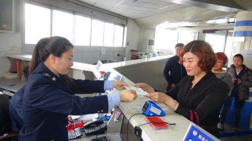 企業周刊主題半島 圖為膠南地稅局稅務人員為納稅人開具增值稅發票