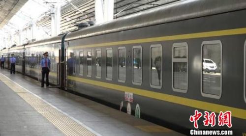 外觀綠色的旅游專列，外舊內新，空調、wifi覆蓋、防曬窗網，讓旅客一改對&ldquo;綠皮車&rdquo;的認識。　趙雅敏　攝