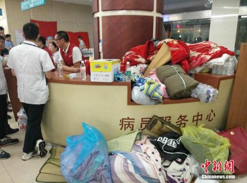 圖為在阜寧縣人民醫院，志愿者送來了大量的水，食物和棉被。中新網記者 谷華 攝