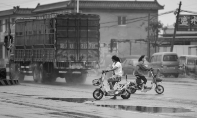 村民每一次過馬路都&ldquo;驚心動魄&rdquo;，小心躲避著往來大貨車及小轎車，找準時機再穿行。京華時報記者潘之望攝