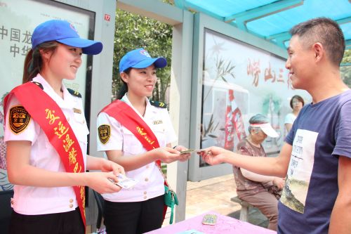 7月5日溫馨巴士工作人員在中山公園站點服務 (2)