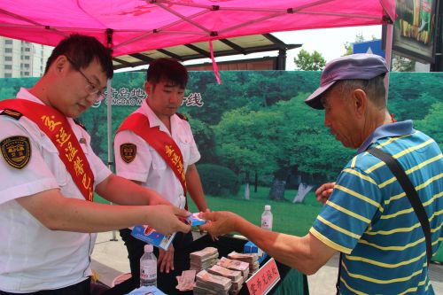 7月5日溫馨巴士工作人員在火車站站點服務