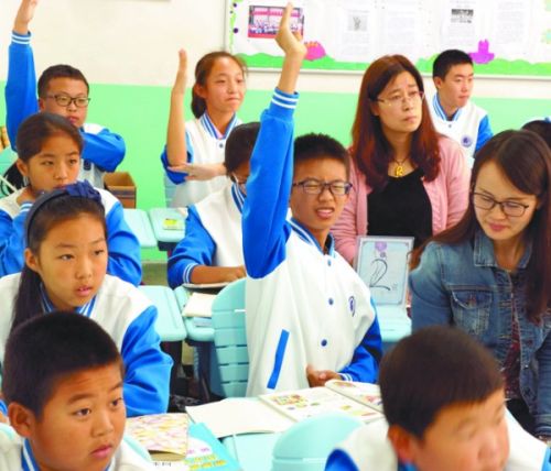 陪孩子上一天学,体验学校生活 青岛61中举办家长开放周