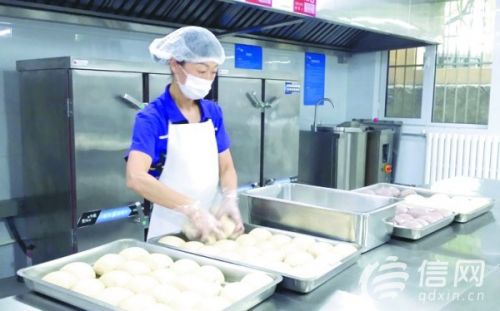 手上有口子,不准来做饭