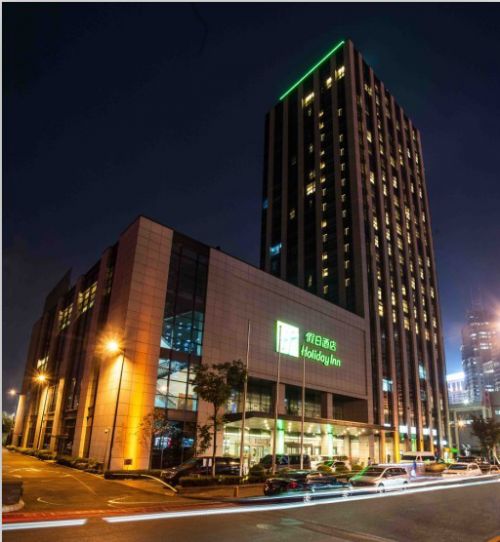 青島中心假日酒店。