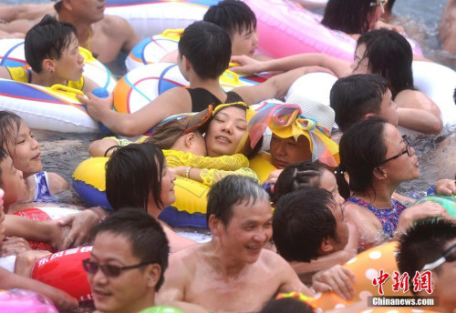8月13日，重慶洋人街水上樂園內不少市民正在水中嬉戲玩耍享清涼。當日，重慶市氣象臺發布&ldquo;高溫橙色預警&rdquo;信號，該市渝中、大渡口、江北、九龍坡、南岸、巫山、巫溪等區縣氣溫達37℃以上。 陳超 攝