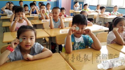 开学啦!萌娃手拉手逛新校园 先认厕所和教室