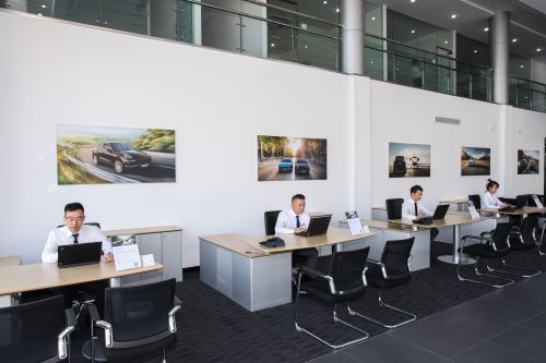 青島保時捷售后服務中心工作人員。