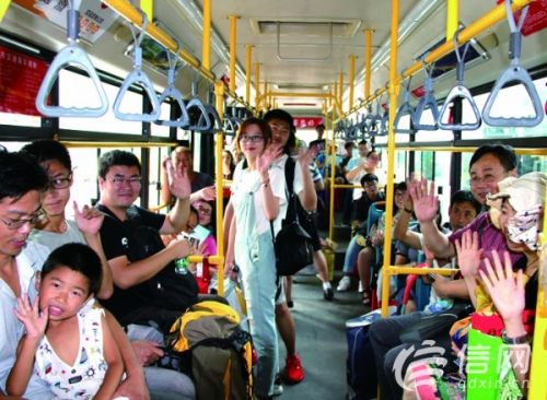 山大青岛校区开学忙 5条公交线首迎学生高峰