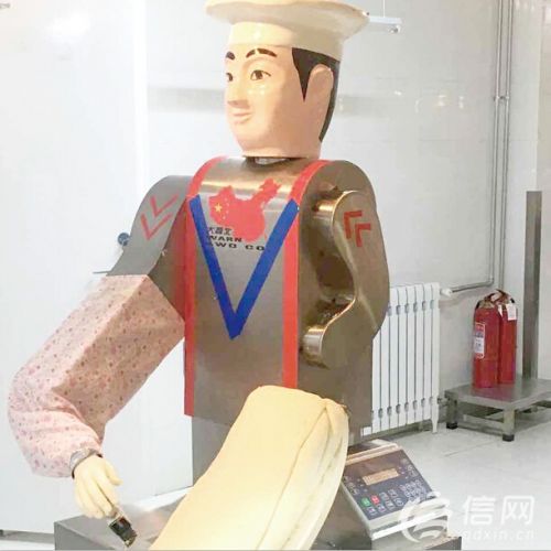 山大为迎新生出动削面机器人