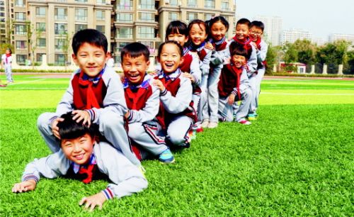 位于李沧区的青岛市第二实验小学学生穿上师生自己挑选的免费新校服