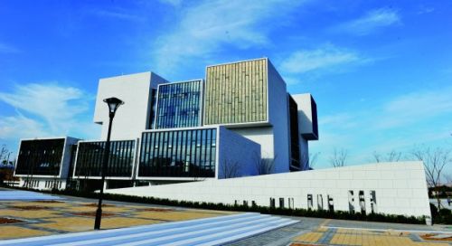 山大六大学院明年搬到青岛校区 躺在草坪上，就能听课