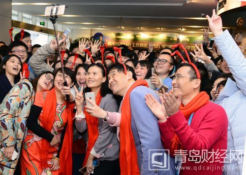 2016年2月春節(jié)期間,彭蕾(前排右三)和同事們開心地玩起了自拍。