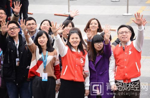 2016年1月,螞蟻金服為工作滿5年的員工舉行的“5年陳”儀式上,彭蕾(前排右三)、井賢棟(前排右一)和同事們在一起