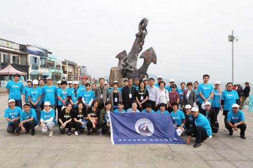 14.會(huì)后參與人員在海邊撿拾垃圾呼吁