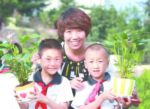 这里男生练舞狮,女生学烘焙