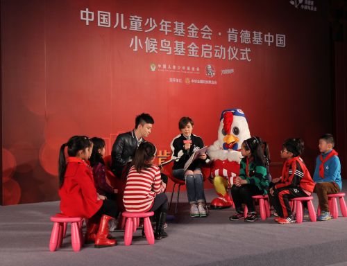 明星公益大使梅婷、董子健現場為“小候鳥”們講故事