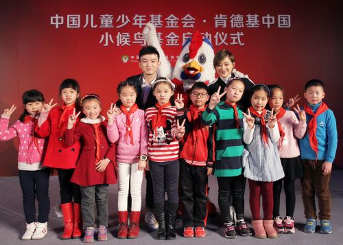 明星公益大使梅婷、董子健與孩子們合影