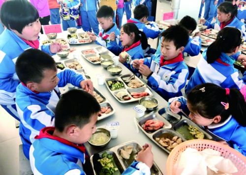 崂山农村娃午餐一荤两素