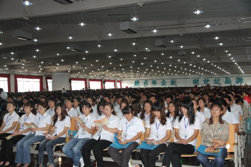 每個月一次的亨達道德文化大講堂現(xiàn)場,員工正在誦讀弟子規(guī)