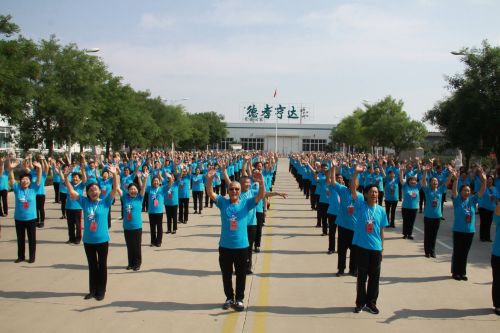 孝親之旅家人們在亨達美麗園區(qū)快樂健身