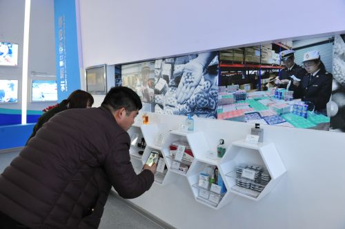 图为：市民在中国海关知识产权保护展示中心参观    张进刚摄