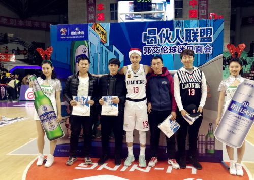 圖片1：郭艾倫與球迷合影