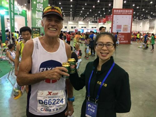 2、青啤經典1903助力廈馬勇跑者