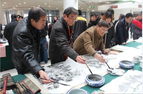 書法家們現(xiàn)場揮毫潑墨