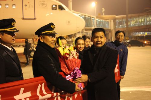 1 山東分公司總經理李貴山向機組成員獻花。通訊員 李陽 鄭景友攝