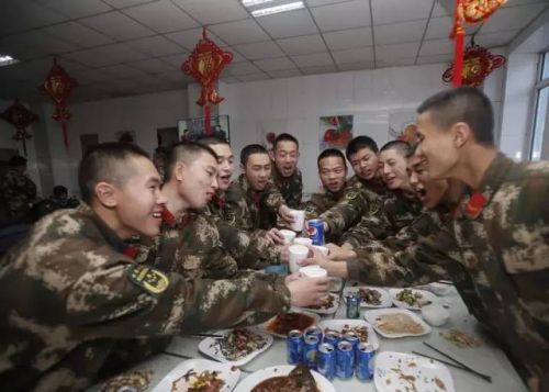 在國境西線過年的邊防官兵:離家最遠 離星星最近