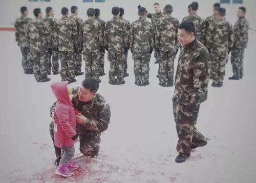 1月26日,一位身著紅色衣服的3歲小姑娘,第一次來到紅其拉甫邊檢站看望父親,當天下起了小雪,父親將女兒的手塞進懷里為她取暖。