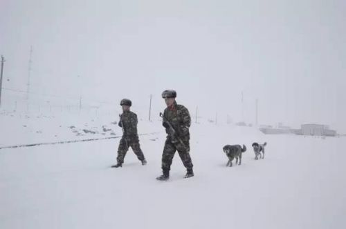 在國境西線過年的邊防官兵:離家最遠 離星星最近