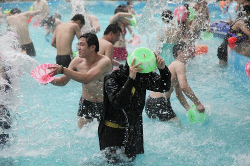 游客們通過潑水互致新春祝福