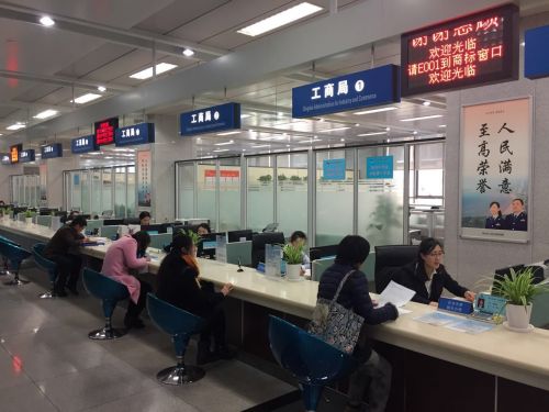 青島市行政審批大廳工商局窗口，每天都有市場主體由此享受到政策紅利。